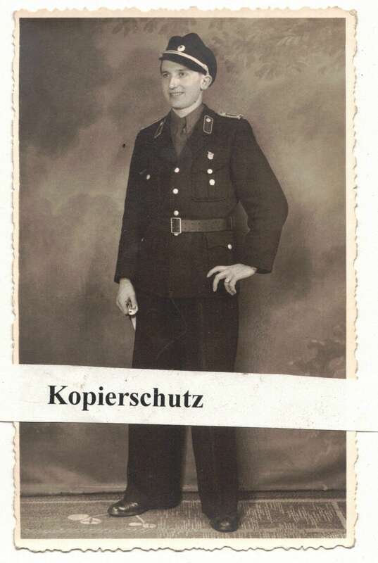 Foto Ak  KVP Abzeichen Polizei VP Görlitz 1950er Uniform 
