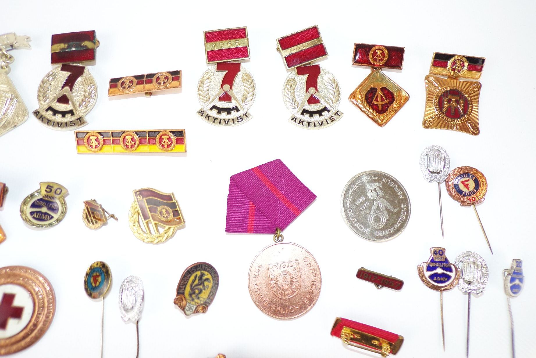 Konvolut DDR Abzeichen Banner der Arbeit Anstecknadeln Pins Konvolut DDR Abzeichen Banner der Arbeit Anstecknadeln Pins