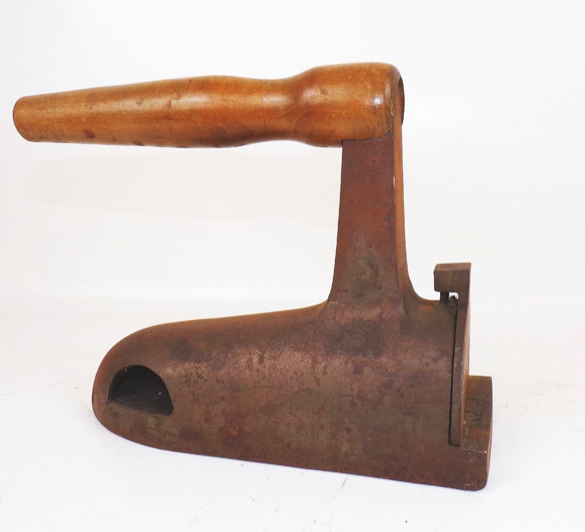 Altes Bügeleisen Landhaus Bauernstube Deko 