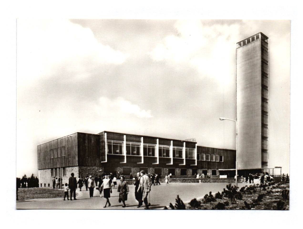 Echtfoto Ak Oberwiesenthal Erzgebirge Neues Fichtelberghaus DDR Echtfoto Ak Oberwiesenthal Erzgebirge Neues Fichtelberghaus DDR