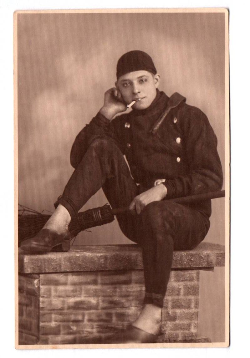 Foto Ak junger Schornsteinfeger raucht Zigarette Seifhennersdorf 