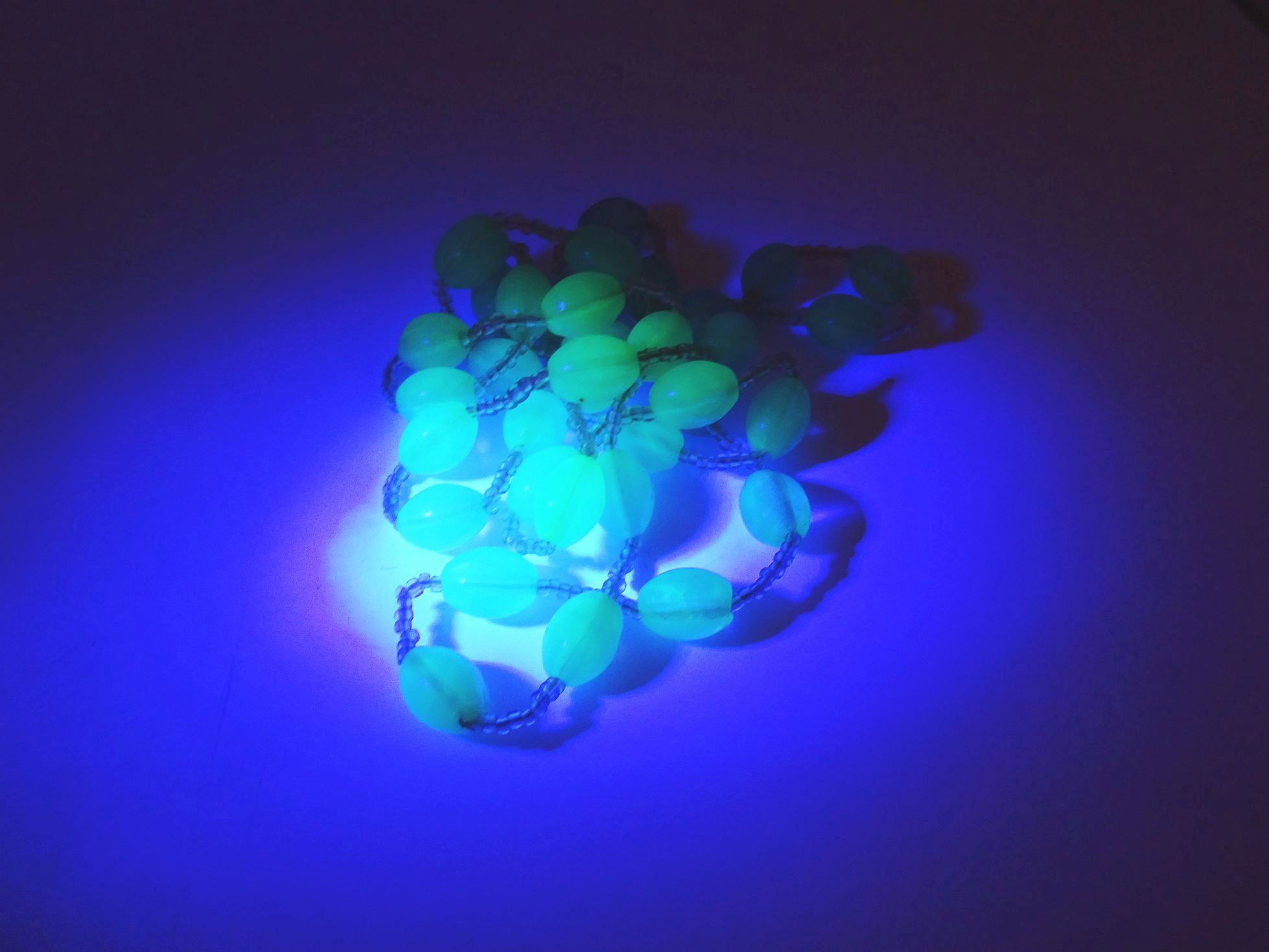 Vintage Halskette Blau Glasperlen fluoreszierend Vintage Halskette Blau Glasperlen fluoreszierend