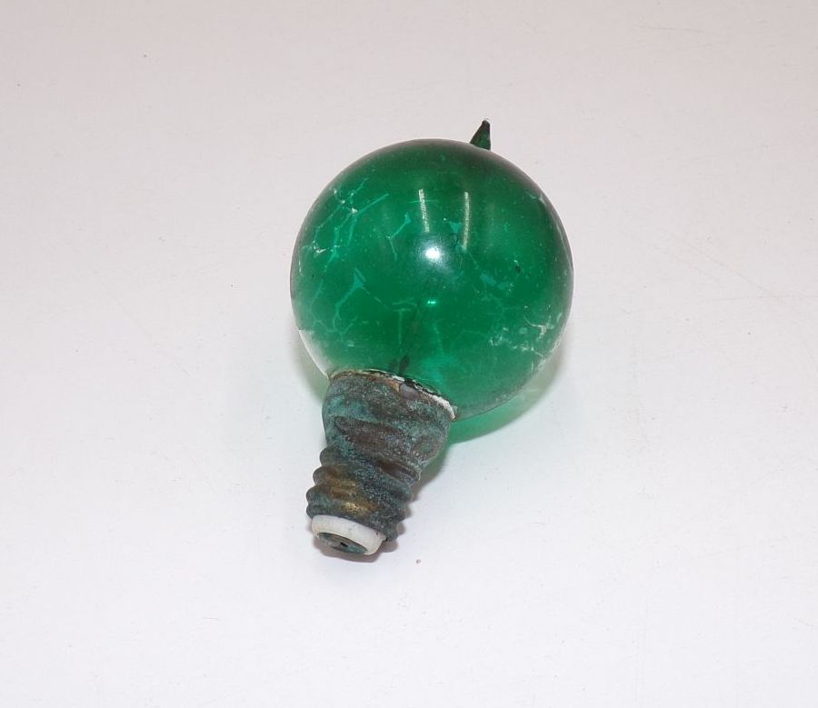 Alte Glühlampe grün E14 mit Spitze Glühbirne 