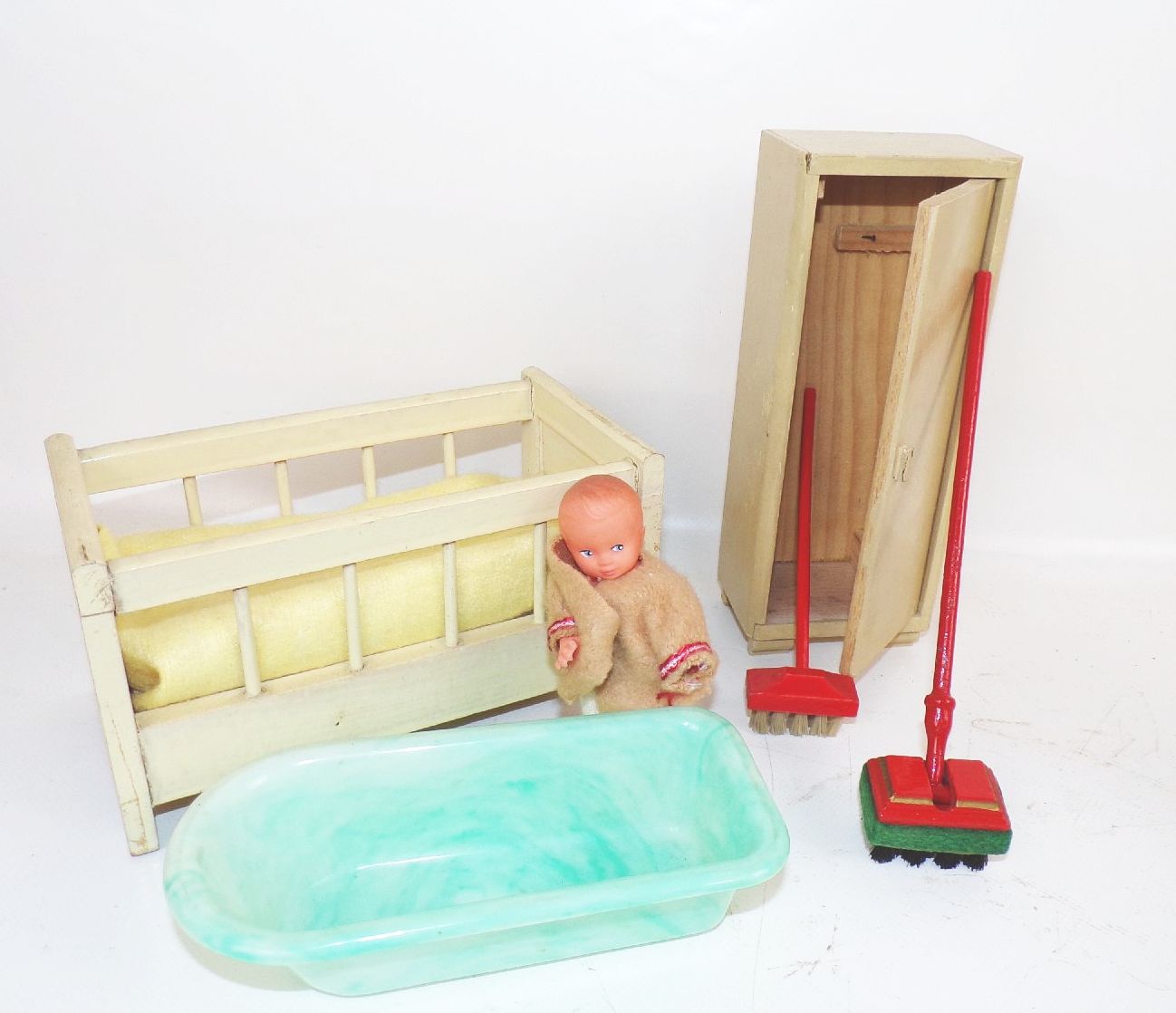 Konvolut Puppenküche Möbel Emaille Geschirr Puppenherd Porzellan 