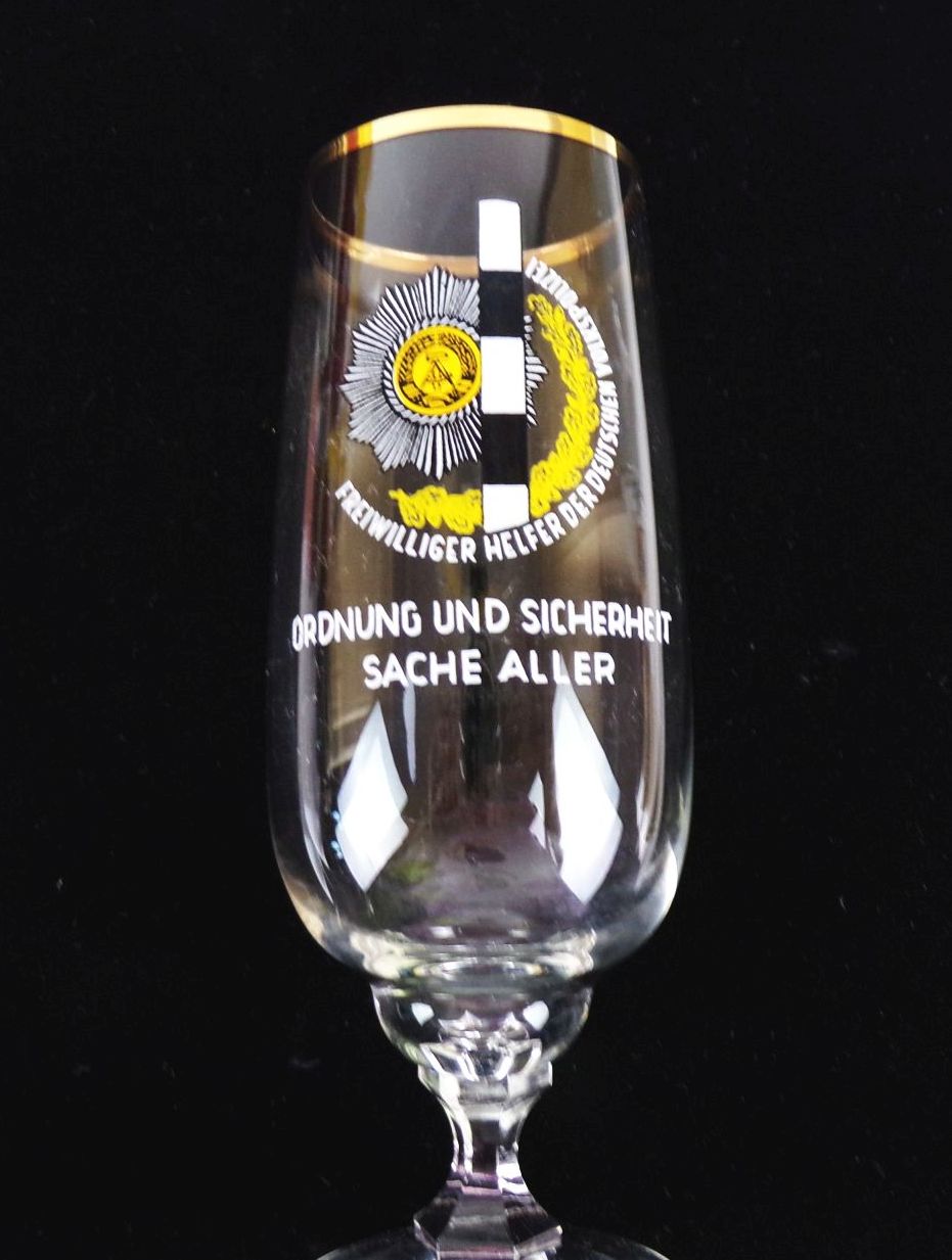 Altes Bierglas Freiwilliger Helfer der deutschen Volkspolizei DDR VP Glas
