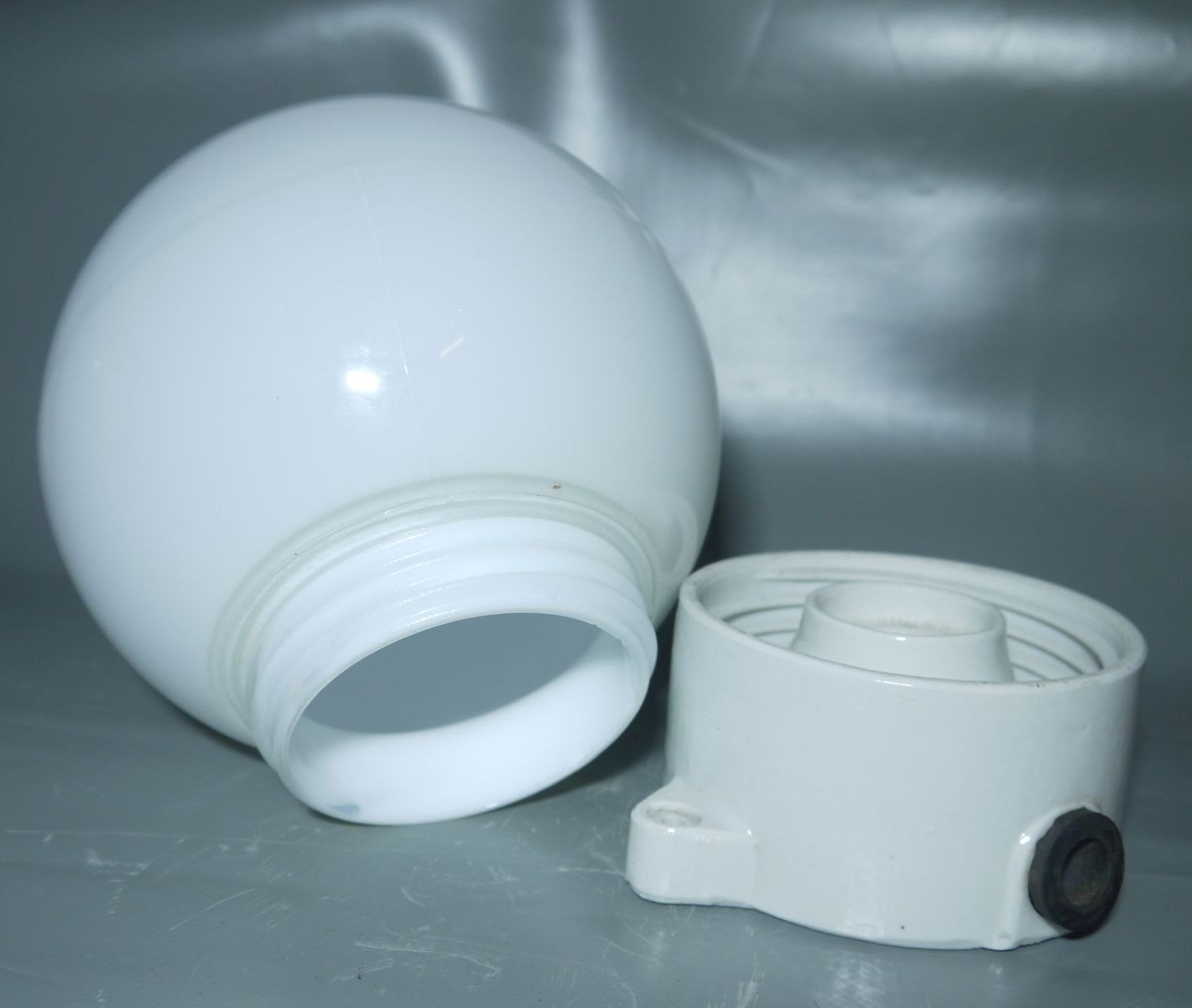 true Vintage Kugelleuchte Glas Weiß Kellerlampe Porzellan Fassung