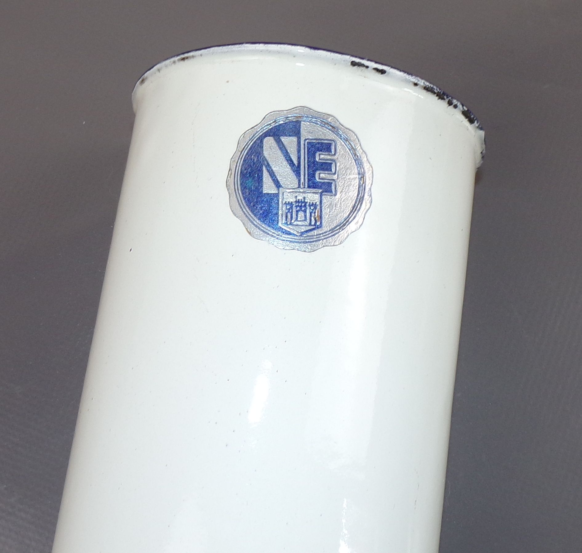 Alter Email Gefäß Weiss Blau Einlauf Behälter shabby Pflanzgefäß 