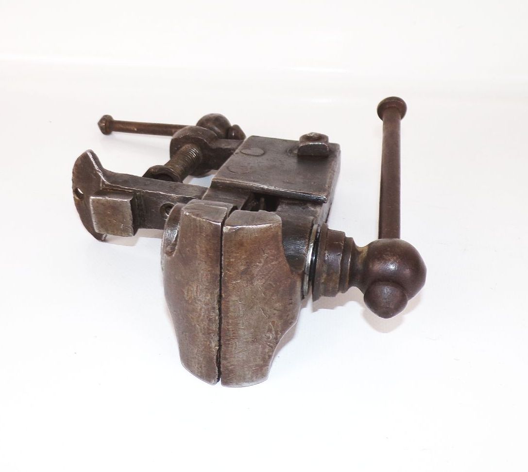 Alter Schraubstock Tischschraubstock Werkzeug 7 cm Backenmaß Amboss