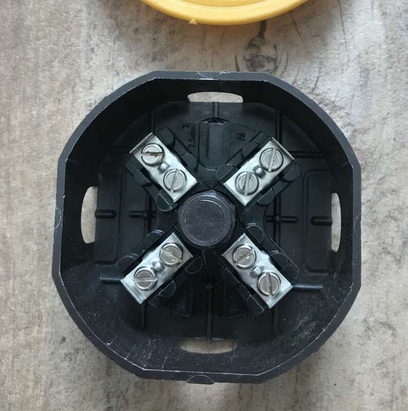 Alte Steckdosen Aufputz Klappe Lichtschalter DDR Verteilerdosen