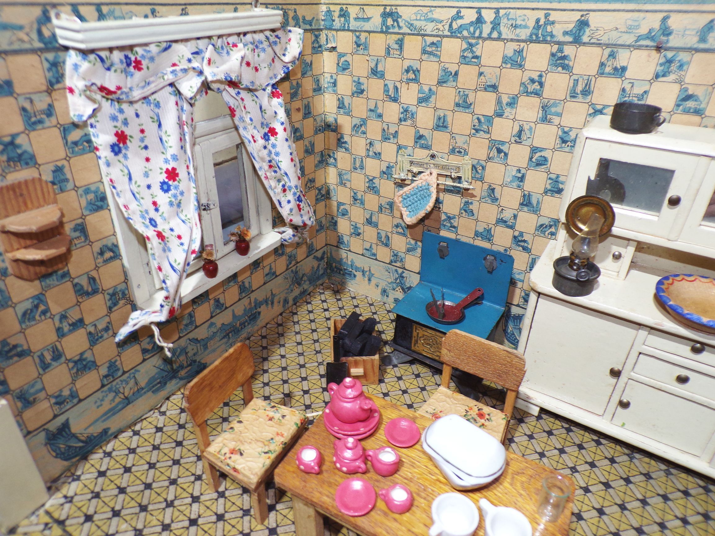 Alte Puppenstube mit viel Zubehör 