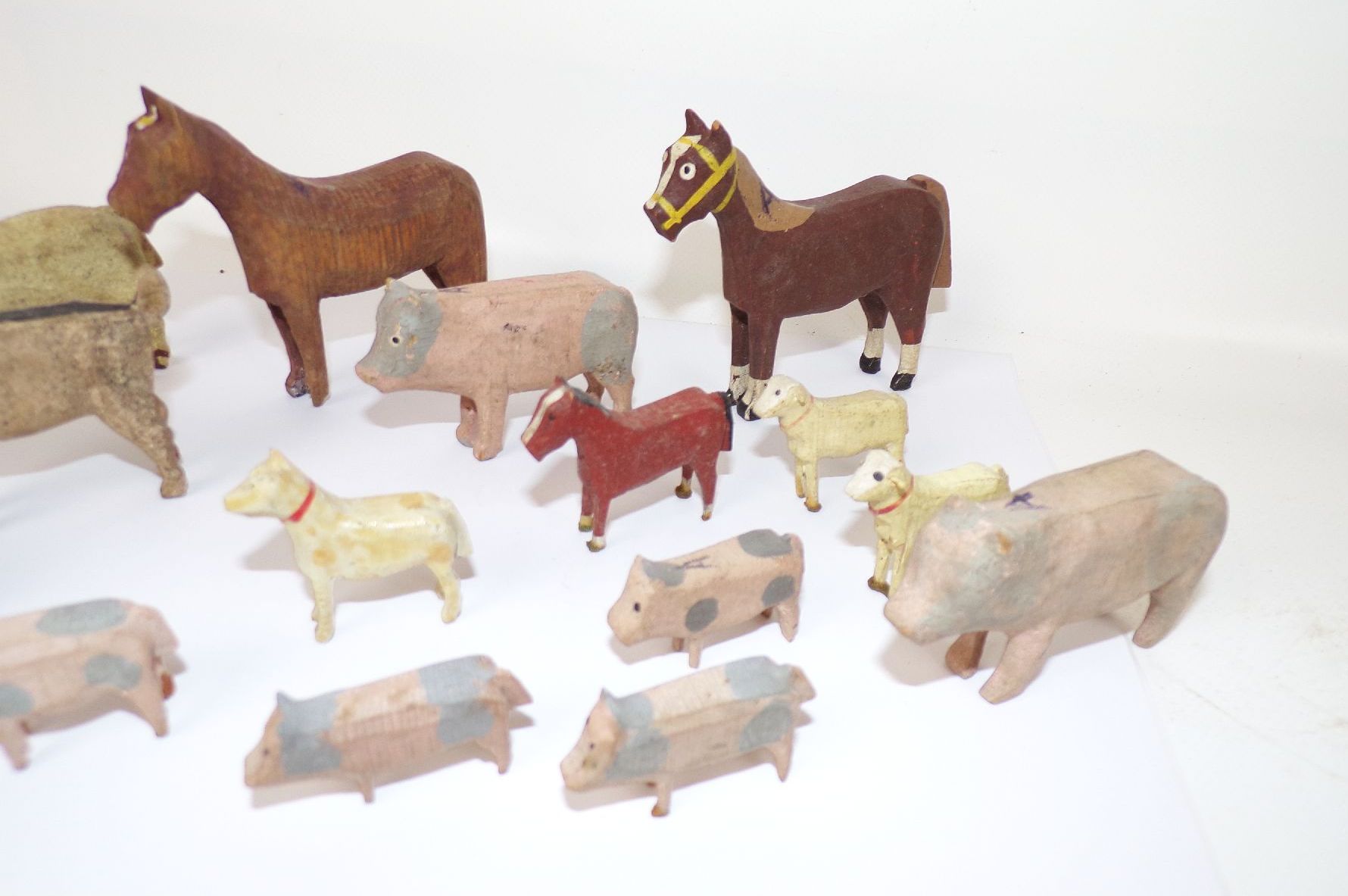 Konvolut alte Tiere aus Holz wohl Erzgebirge 