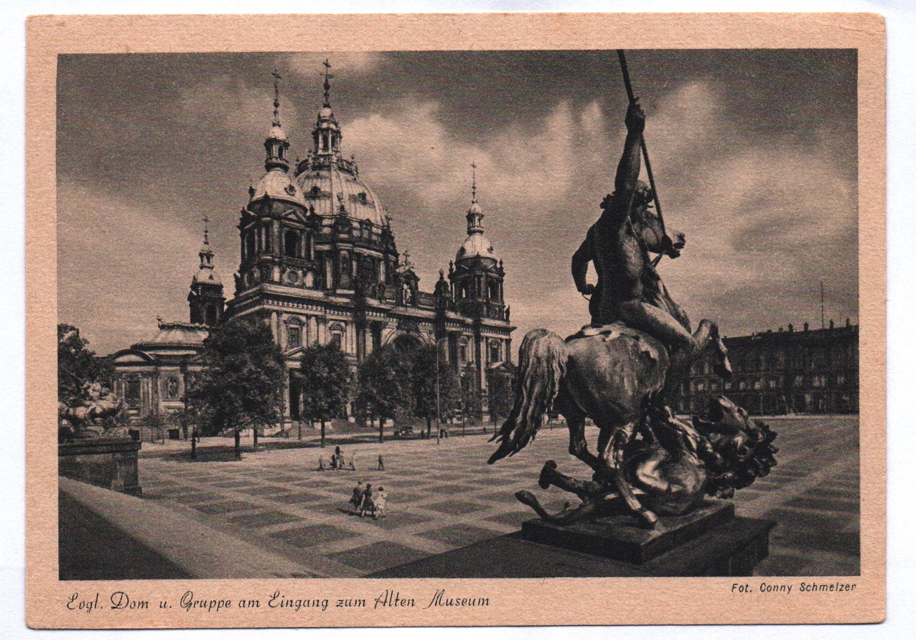 Ak Evangelischer Dom und Gruppe am Eingang zum Alten Museum Reichshauptstadt Berlin