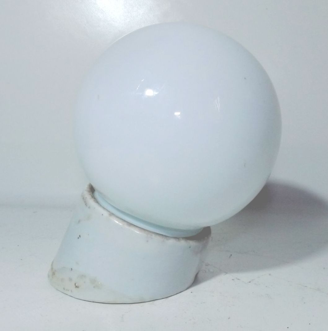Alte Kugellampe schräg Glas Porzellan Fassung Deckenlampe
