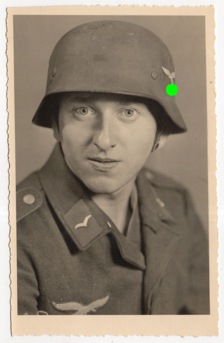 Foto Ak Luftwaffen Gefreiter mit Stahlhelm 2 Weltkrieg Finsterwalde 1942