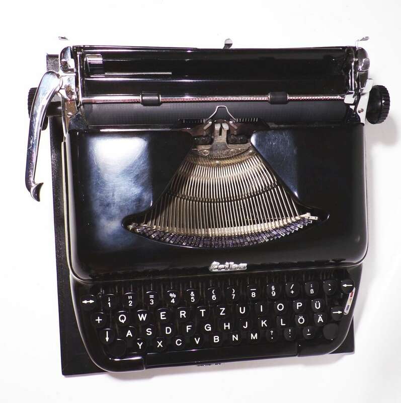 Alte Erika 10 Schreibmaschine schwarz typewriter 