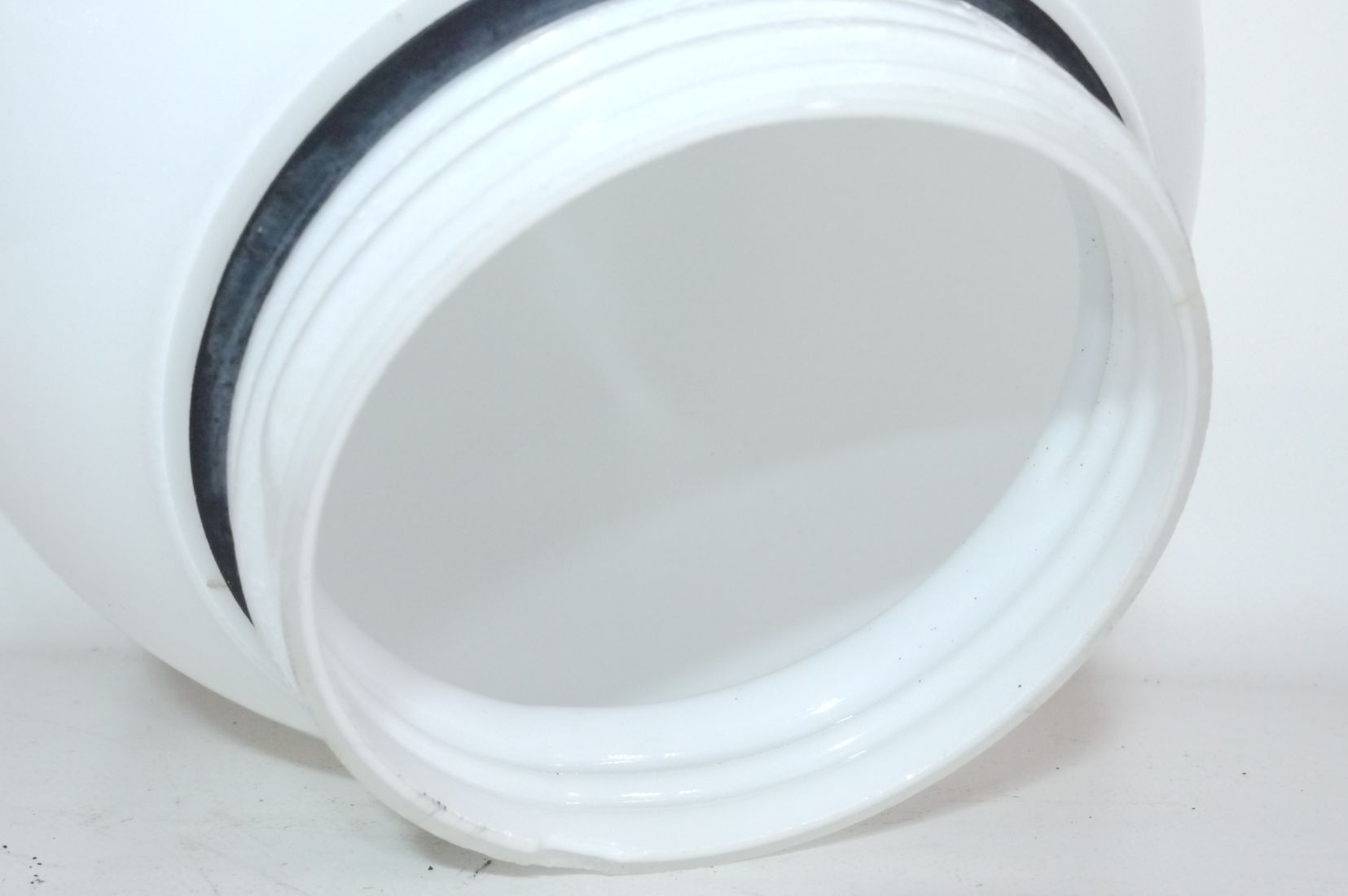 Alte Kugellampe IP41 Glas Weiß Außenlampe Porzellan Fassung schräg