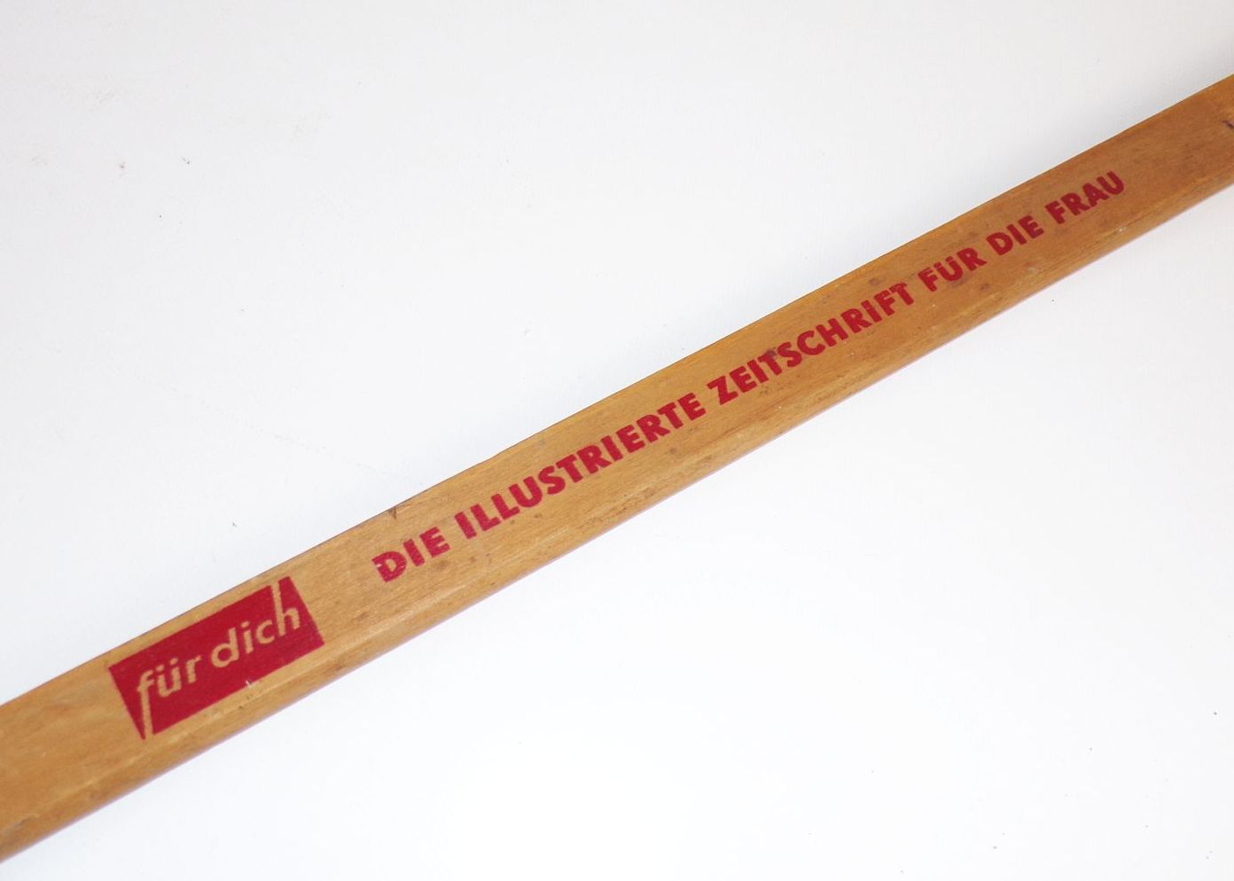 Alter Zeitungshalter Für dich Die illustrierte Zeitschrift für die Frau Alter Zeitungshalter Für dich Die illustrierte Zeitschrift für die Frau