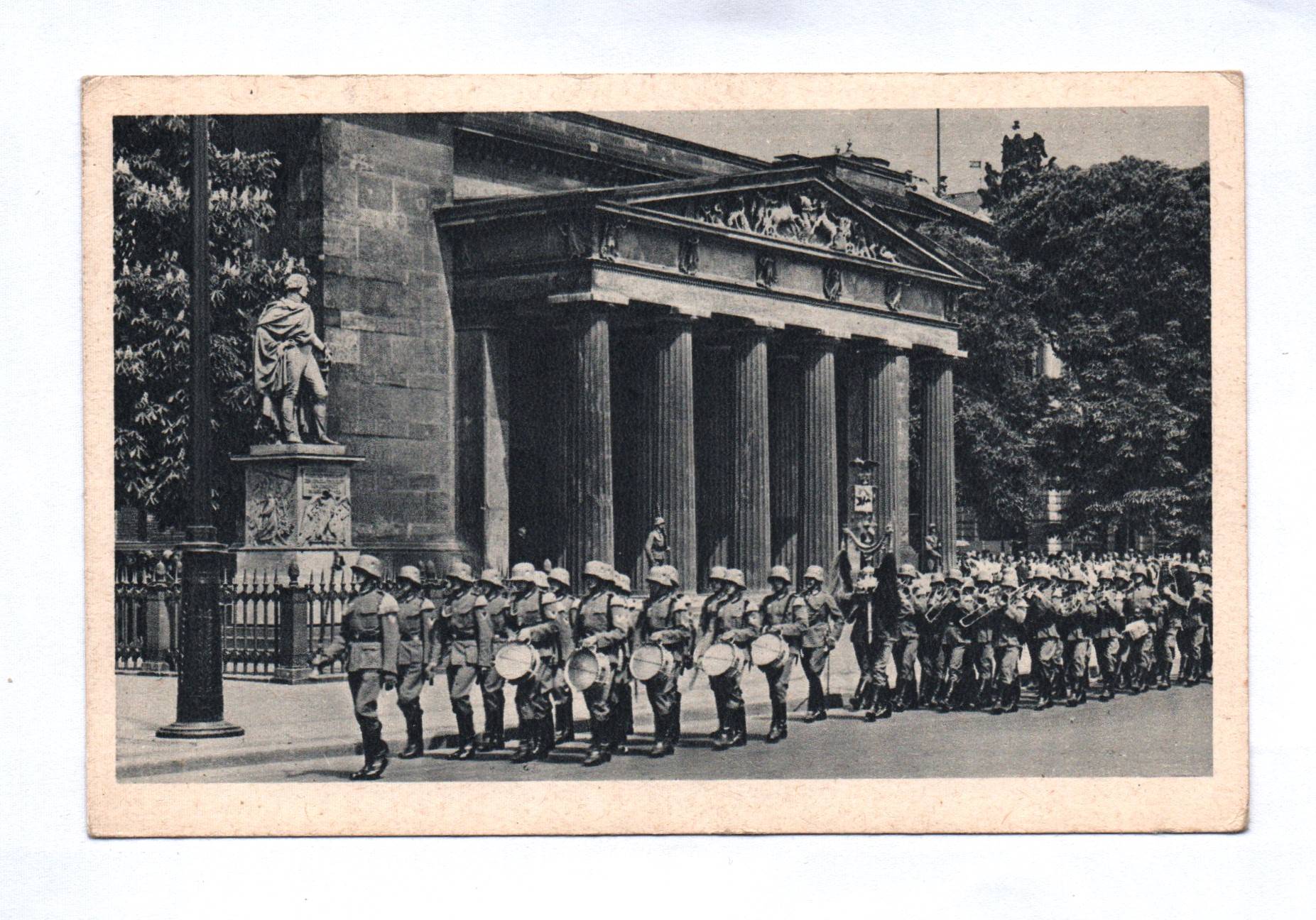 Ak Berlin Die Wache zieht auf Am Ehrenmal Soldaten Brigade