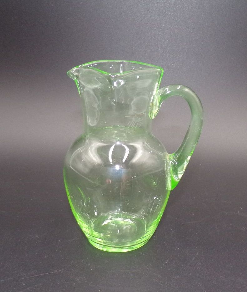 Alter Uranglas Krug grün Antik Glas Alter Uranglas Krug grün Antik Glas