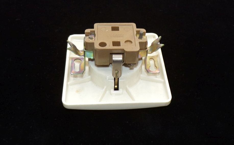 Alte Steckdose DDR Weiß Unterputz Vintage Alte Steckdose DDR Weiß Unterputz Vintage