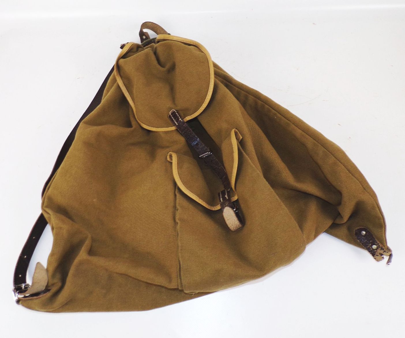 Alter Wanderrucksack Grün Kaki Stoff Leder DDR 