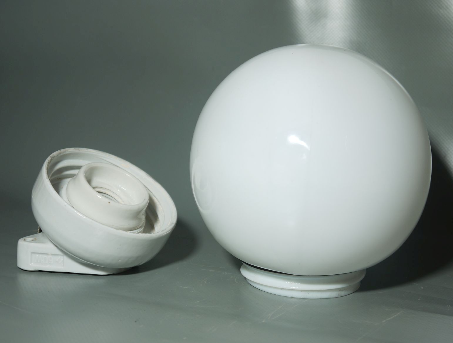 Old Kugelleuchte Fassung schräg Glaskugel weiss vintage