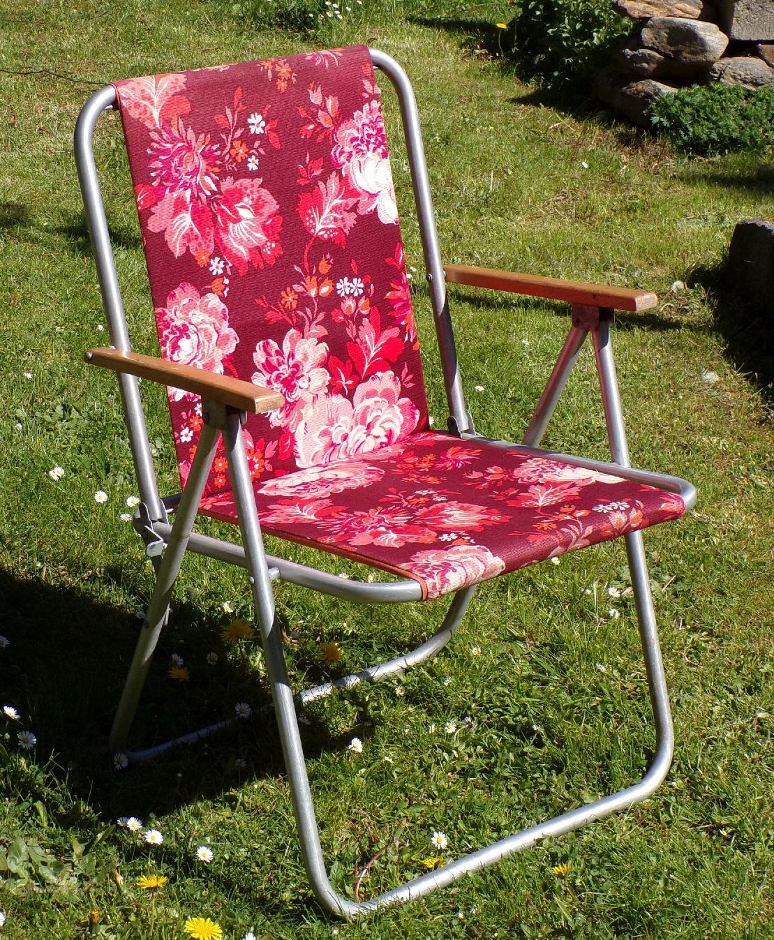 Alter DDR Klappstuhl Campingstuhl Rot Blumen Muster Polsterbezug 