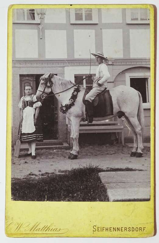 Kabinettfoto Reiter Trachten Umgebindehaus Seifhennersdorf um 1900 geschmücktes Pferd 