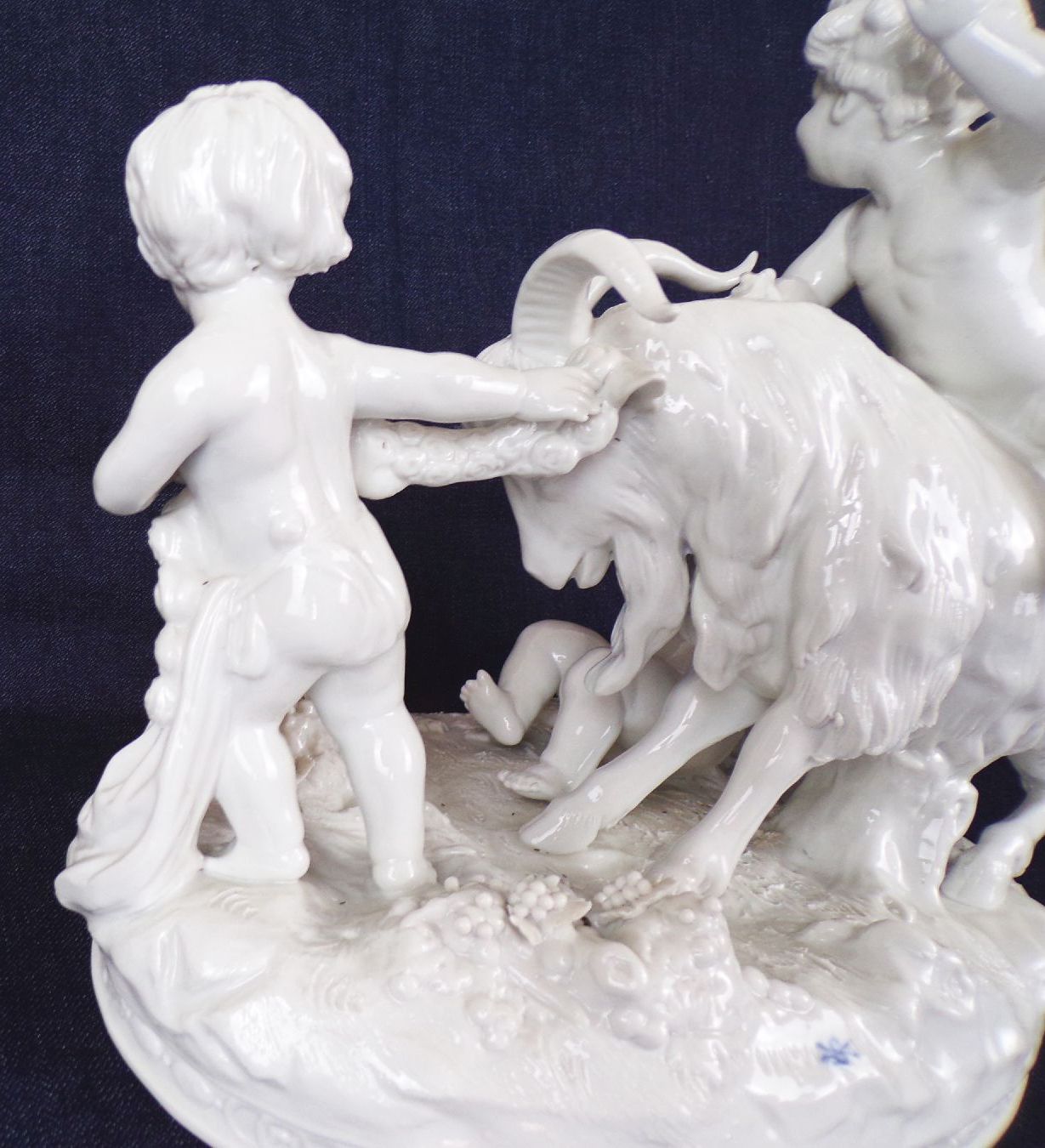 Scheibe Alsbach Porzellanfigur Putto Ziegenbock Wein Bachus Scheibe Alsbach Porzellanfigur Putto Ziegenbock Wein Bachus