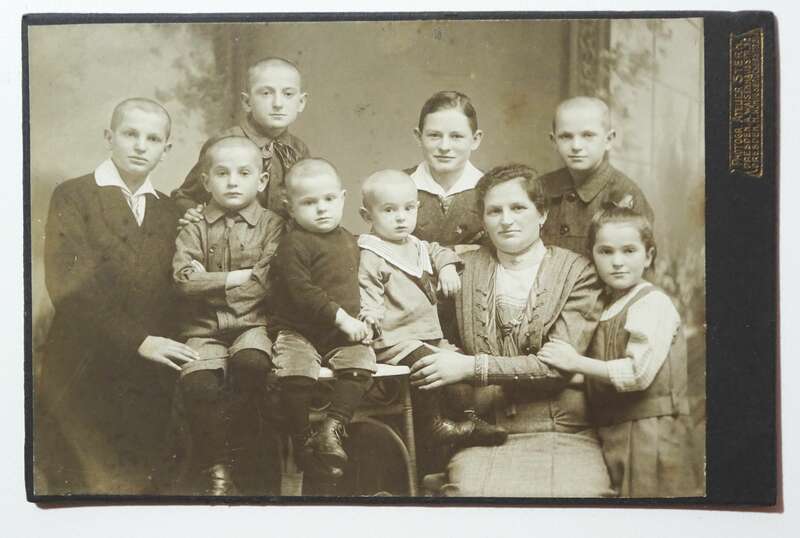 Kabinettfoto Mutter mit 8 Kindern Großfamilie Dresden 1900er 