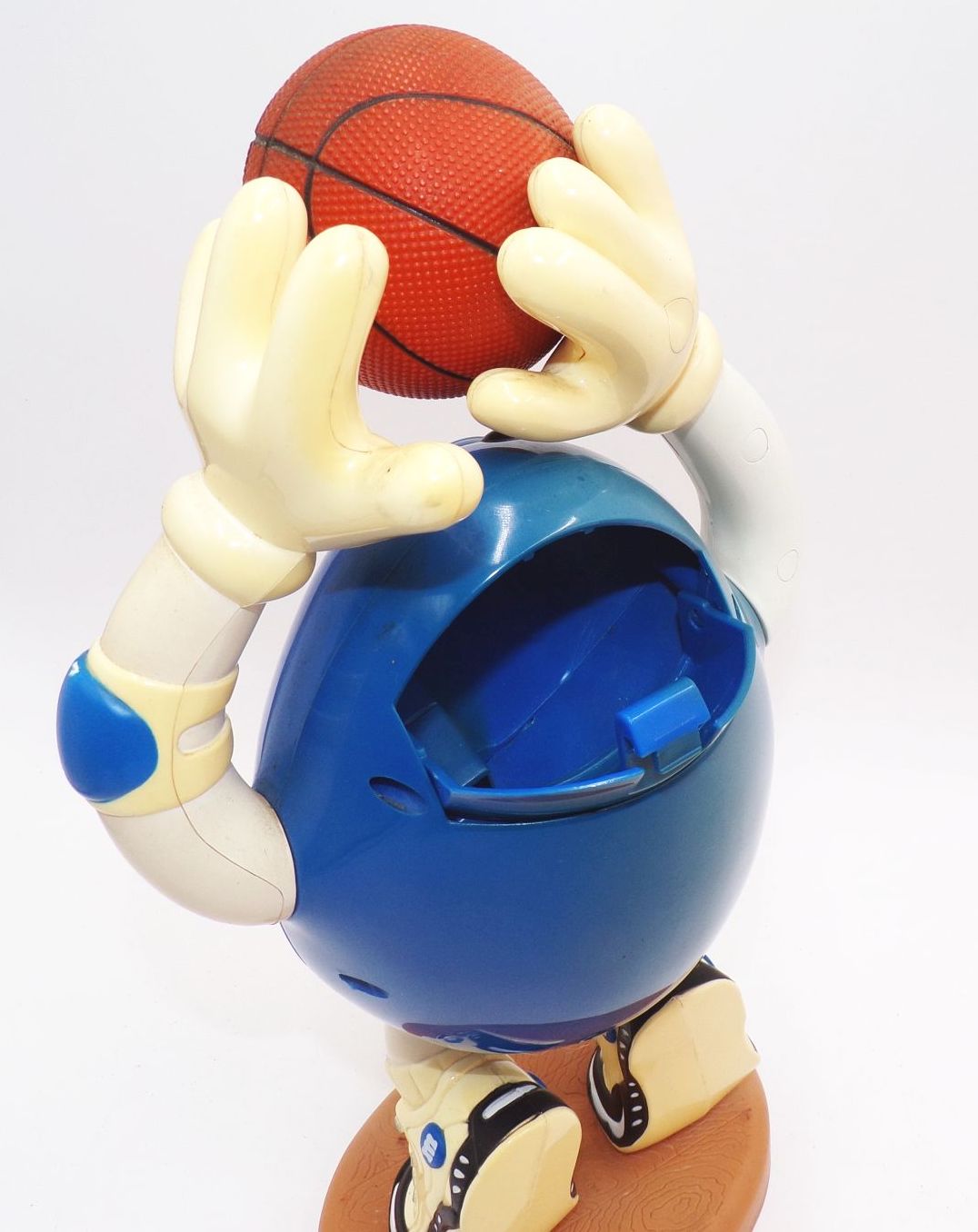 Blauer M&M's Süßigkeitenspender aus den1990erJahren Basketballspieler Blauer M&M's Süßigkeitenspender aus den1990erJahren Basketballspieler