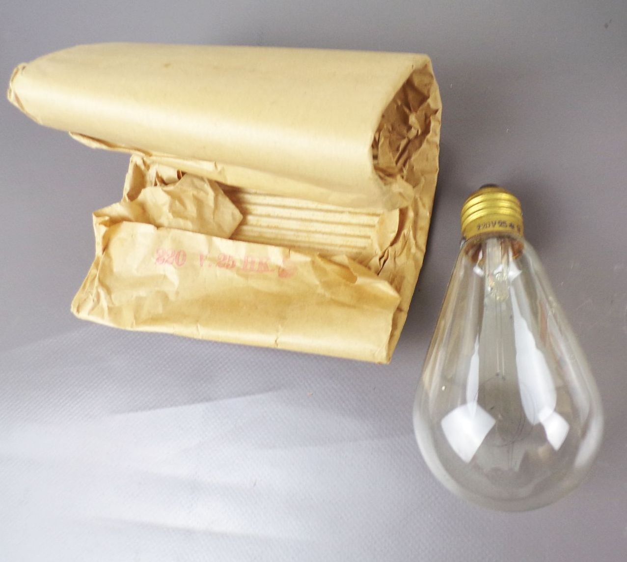 Alte Kohlefaden Glühlampe E27 ASO Wedel mit Verpackung um 1930 Alte Kohlefaden Glühlampe E27 ASO Wedel mit Verpackung um 1930