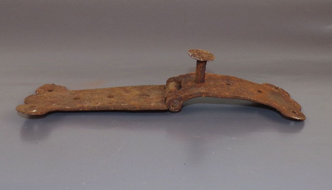 Altes Eisen Scharnier Antik Beschlag handgeschmiedet gewölbt wohl für Truhe