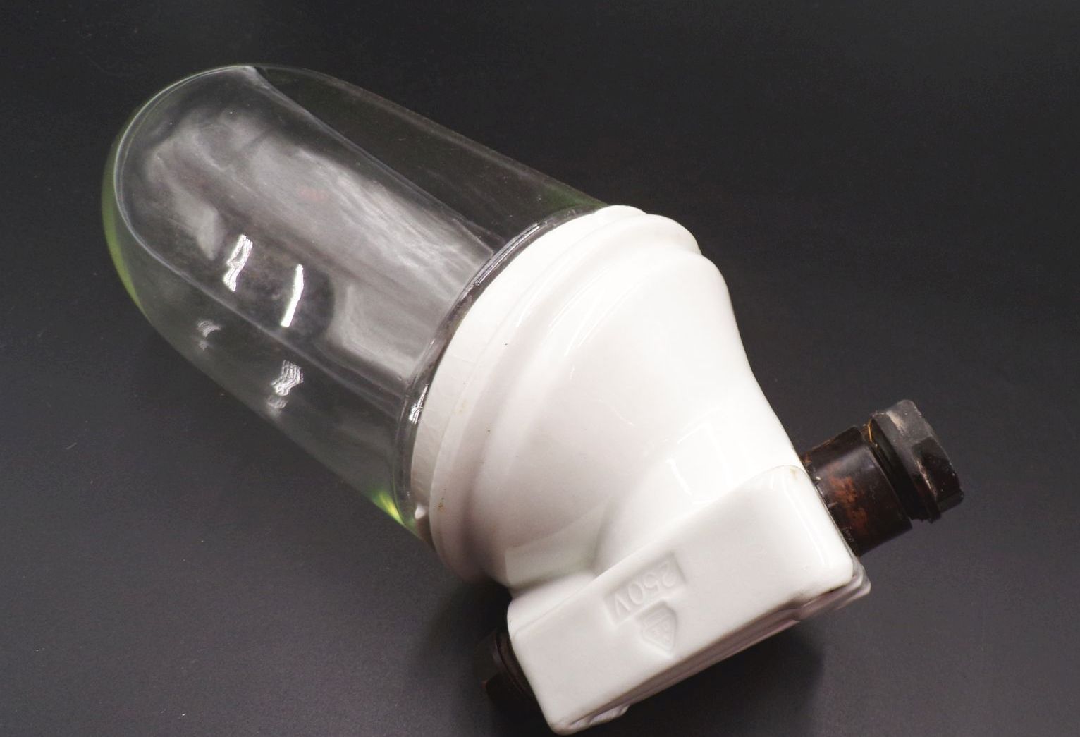 Alte Glaskolbenlampe Schräg Weiß Porzellan Glas Deckenleuchte Kellerlampe Alte Glaskolbenlampe Schräg Weiß Porzellan Glas Deckenleuchte Kellerlampe