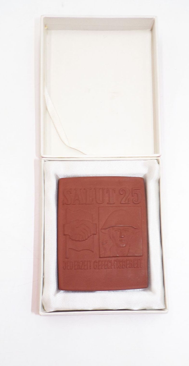 Salut 25 Jederzeit Gefechtsbereit NVA Meissen Plakette 1970 mit Etui Salut 25 Jederzeit Gefechtsbereit NVA Meissen Plakette 1970 mit Etui