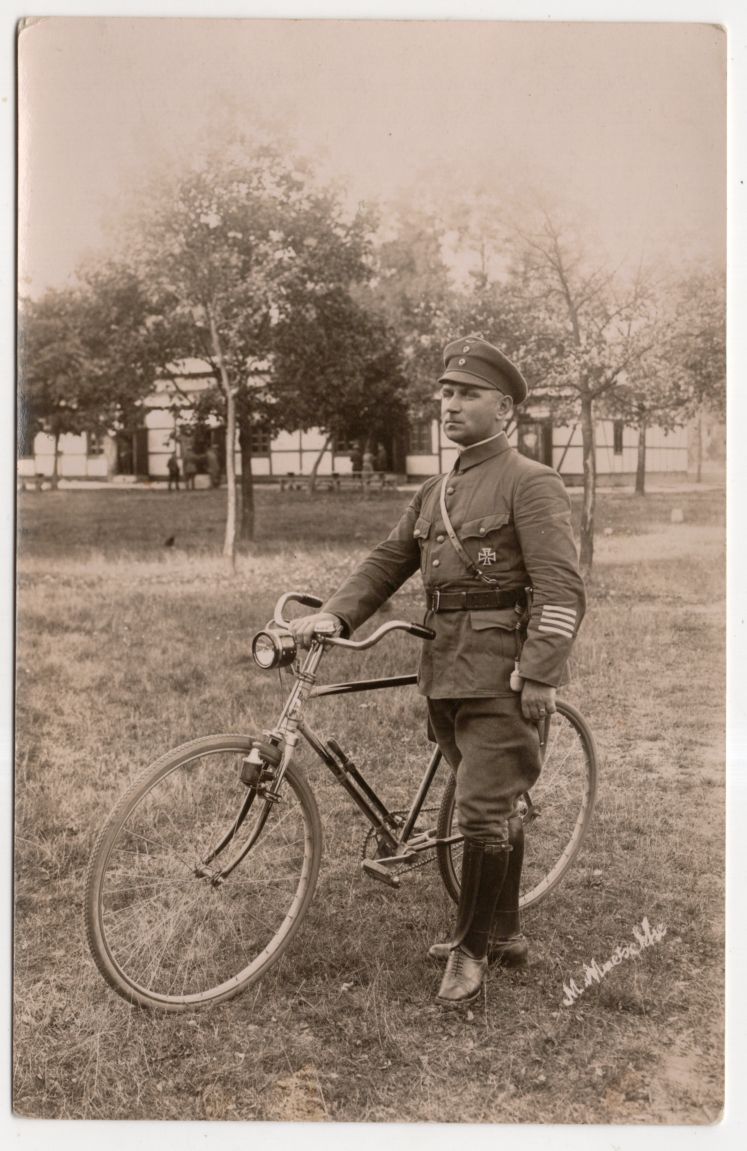 Foto Ak Soldat mit Fahrrad EK Riemen Ärmelband Streifen