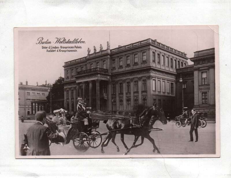Ak Berlin Weltstadtleben Unter d. Linden Kronprinzen Palais Ausfahrt der Kronprinzessin 1909