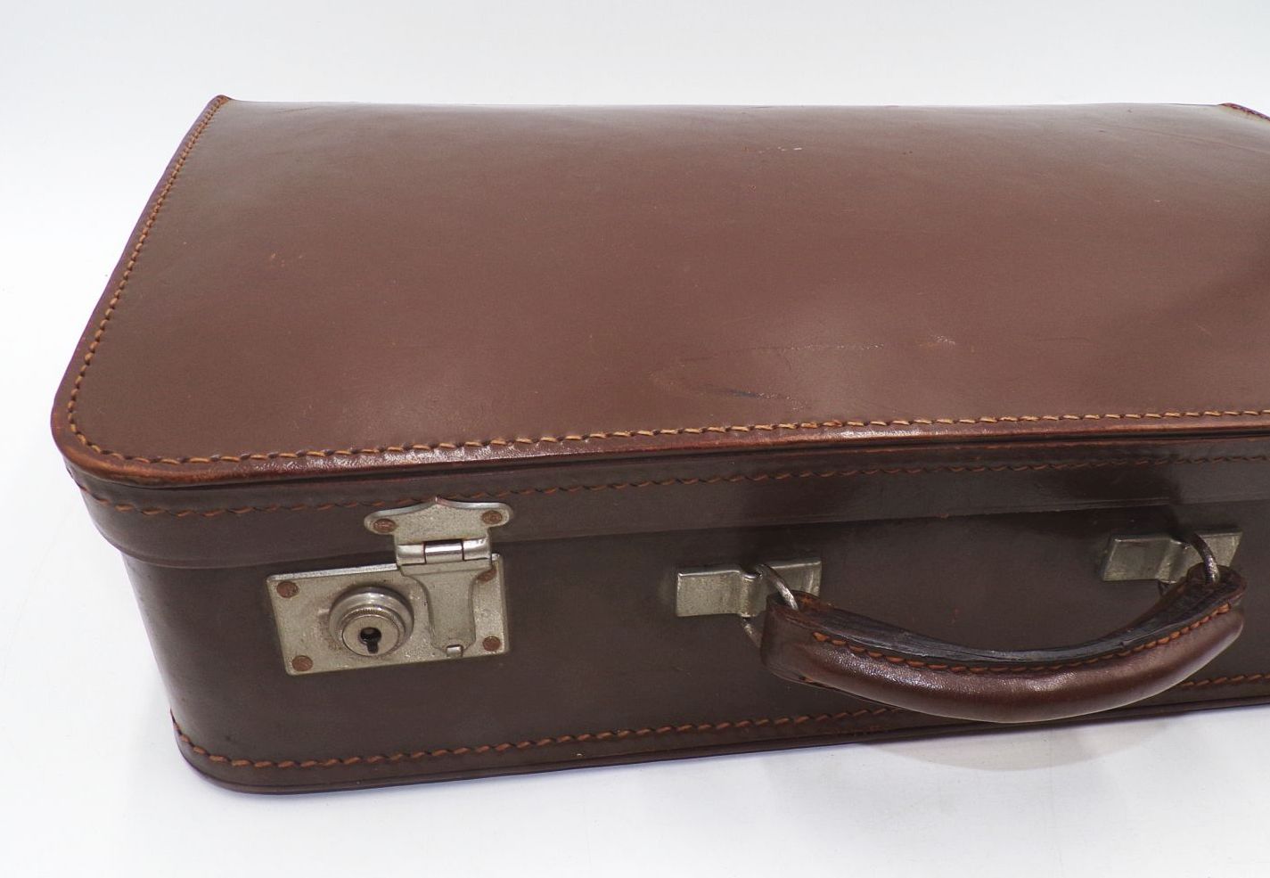 Alter Koffer braun Lederkoffer Reisekoffer Vintage Requisit Alter Koffer braun Lederkoffer Reisekoffer Vintage Requisit