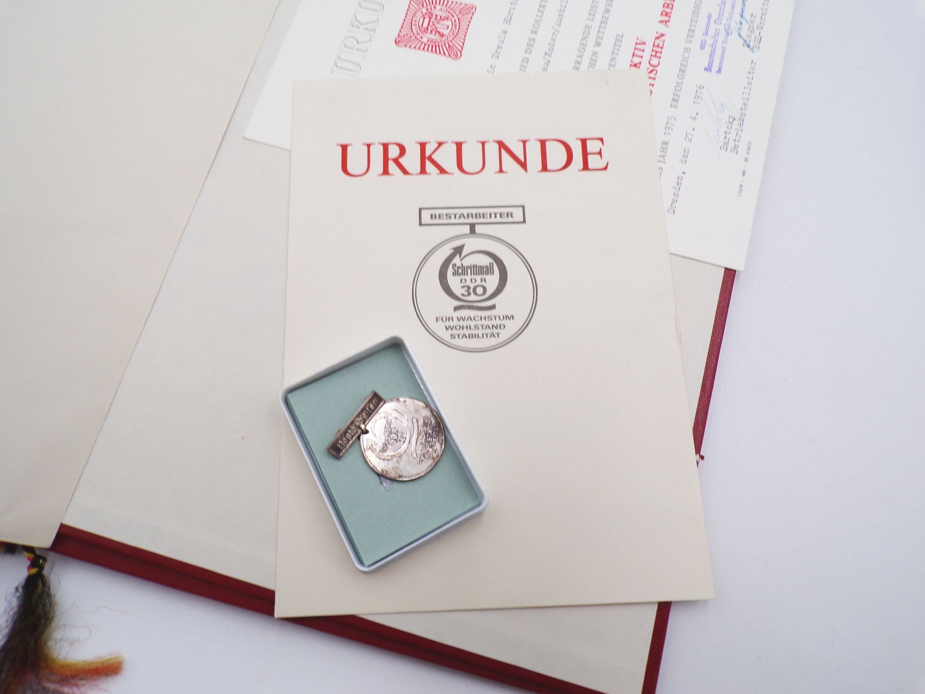 Lot DDR Abzeichen Orden Bestarbeiter Kampfgruppe Aktivist GDR Urkunden