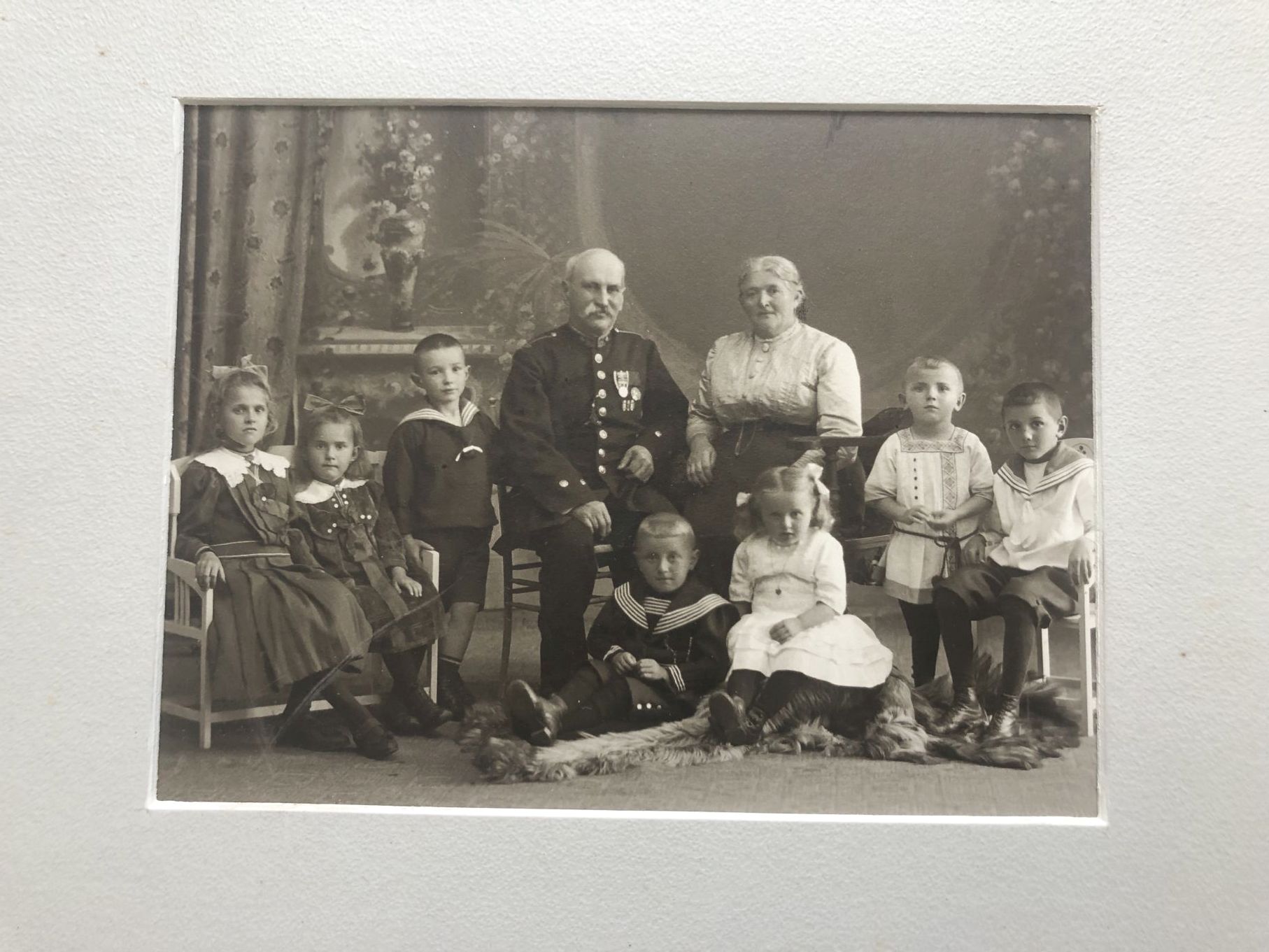 Pappfoto hochrangiger Soldat mit Ordensspange um 1900 Fotografie