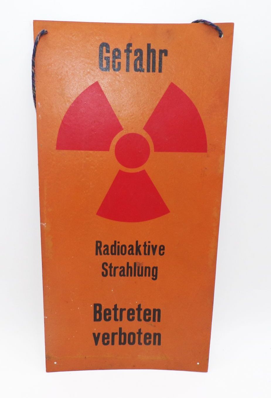Altes Schild Gefahr Radioaktive Strahlung Betreten verboten Warnschild DDR