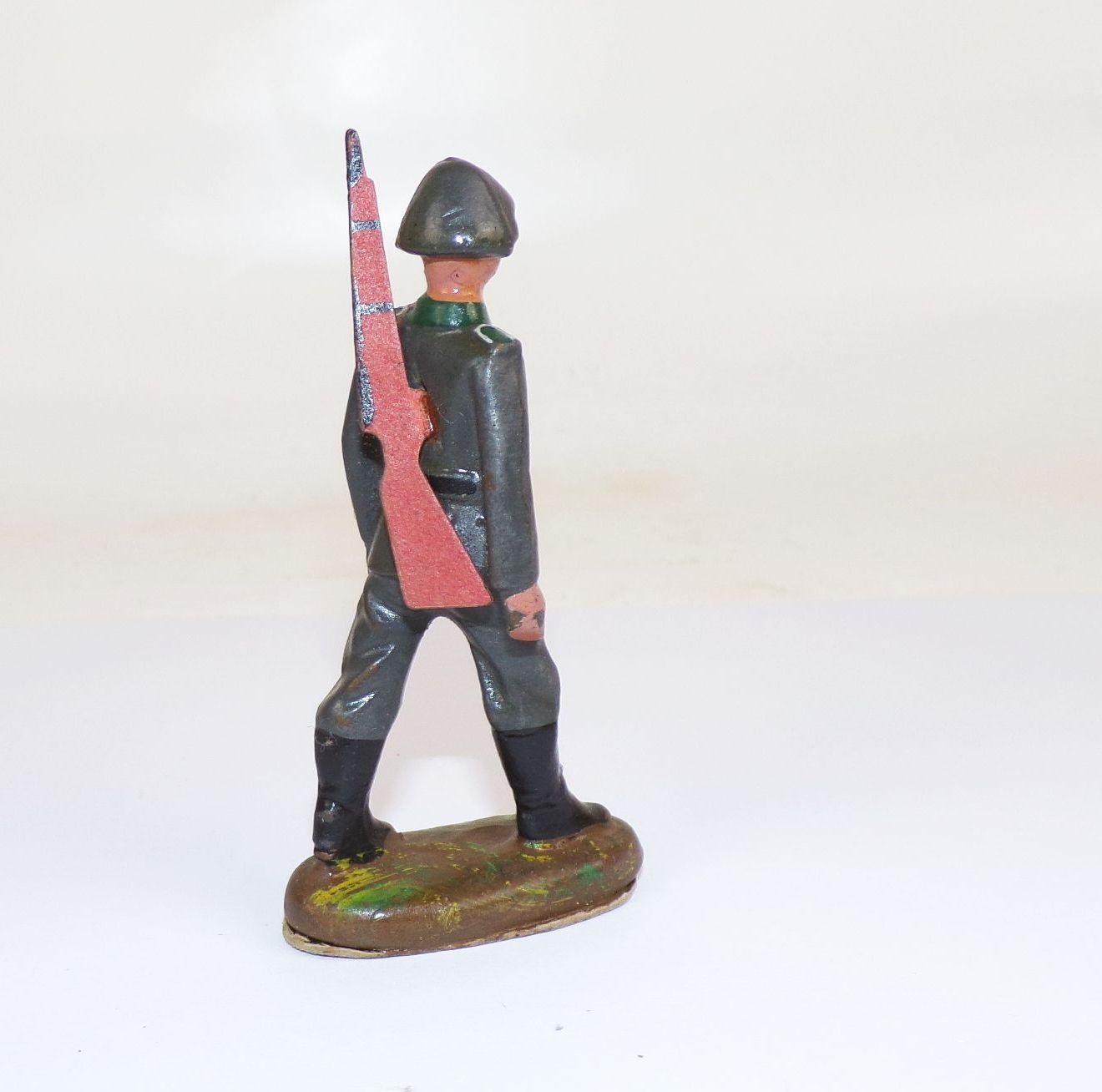 Alter Soldat geschultertes Gewehr NVA Massefigur PGH Effelder 