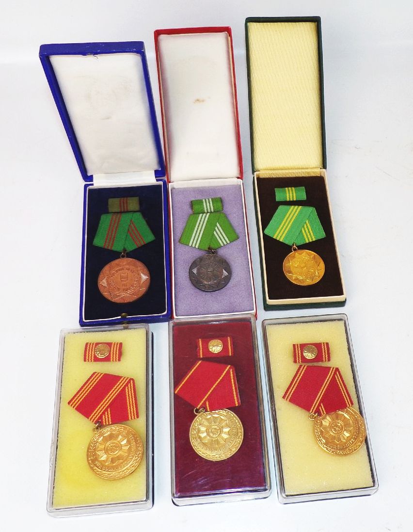 DDR Abzeichen Volkspolizei Für treue Dienste 6 Stück Auszeichnung Etui