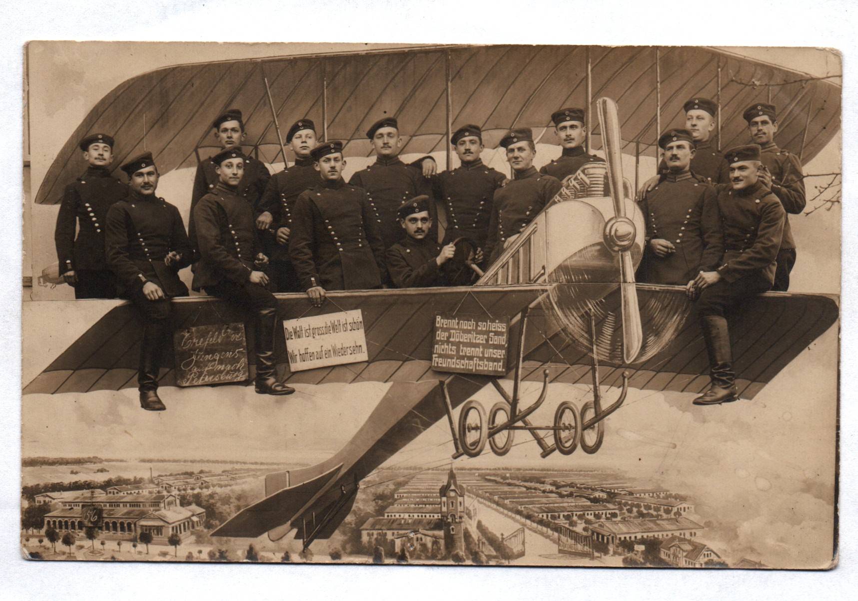 Foto Ak Soldaten auf Doppeldecker Flugzeug Fotomontage 1 Weltkrieg 1914