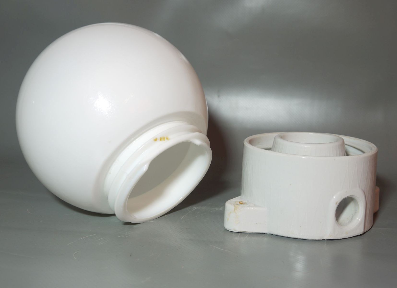 Alte Lampe Glaskugel Leuchte E27 Porzellan Fassung Kellerlampe