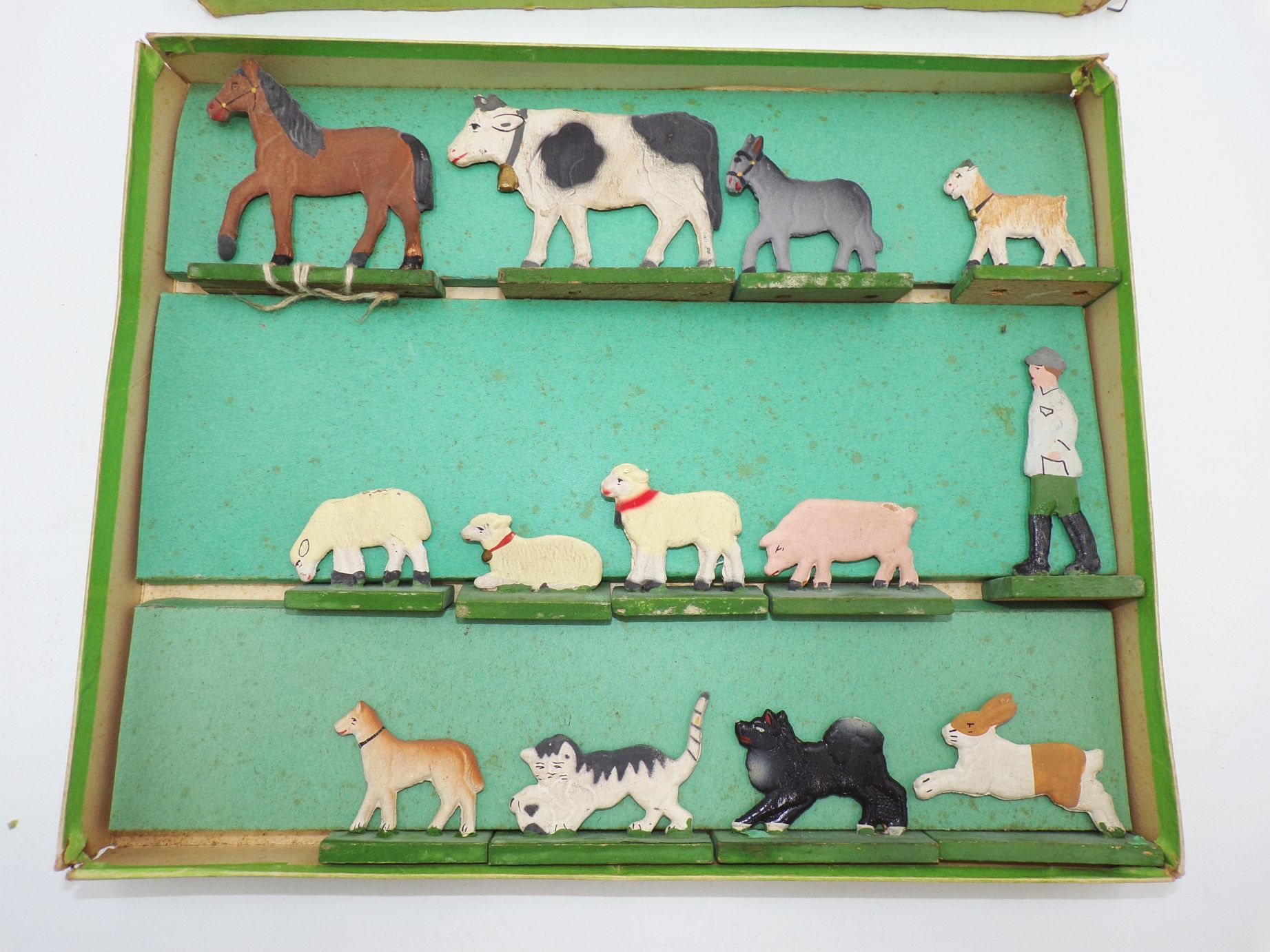 Alte Flachfiguren Berthold Holzfiguren Bauer Rind Schafe Tiere um 1930 Rosswein