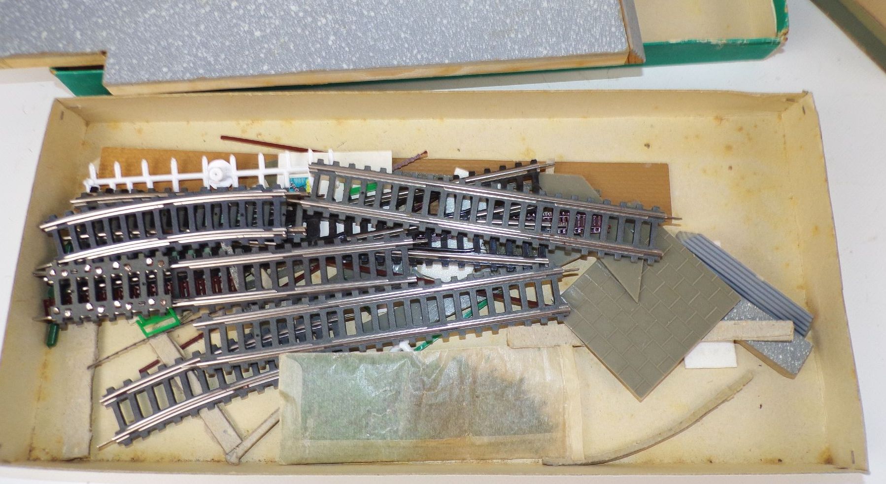 Konvolut H0 Modellbau Häuser Streumaterial Loks Bastlermaterial