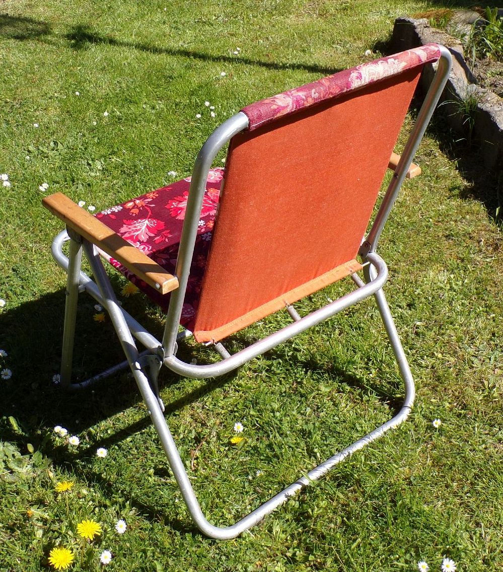 Alter DDR Klappstuhl Campingstuhl Rot Blumen Muster Polsterbezug 