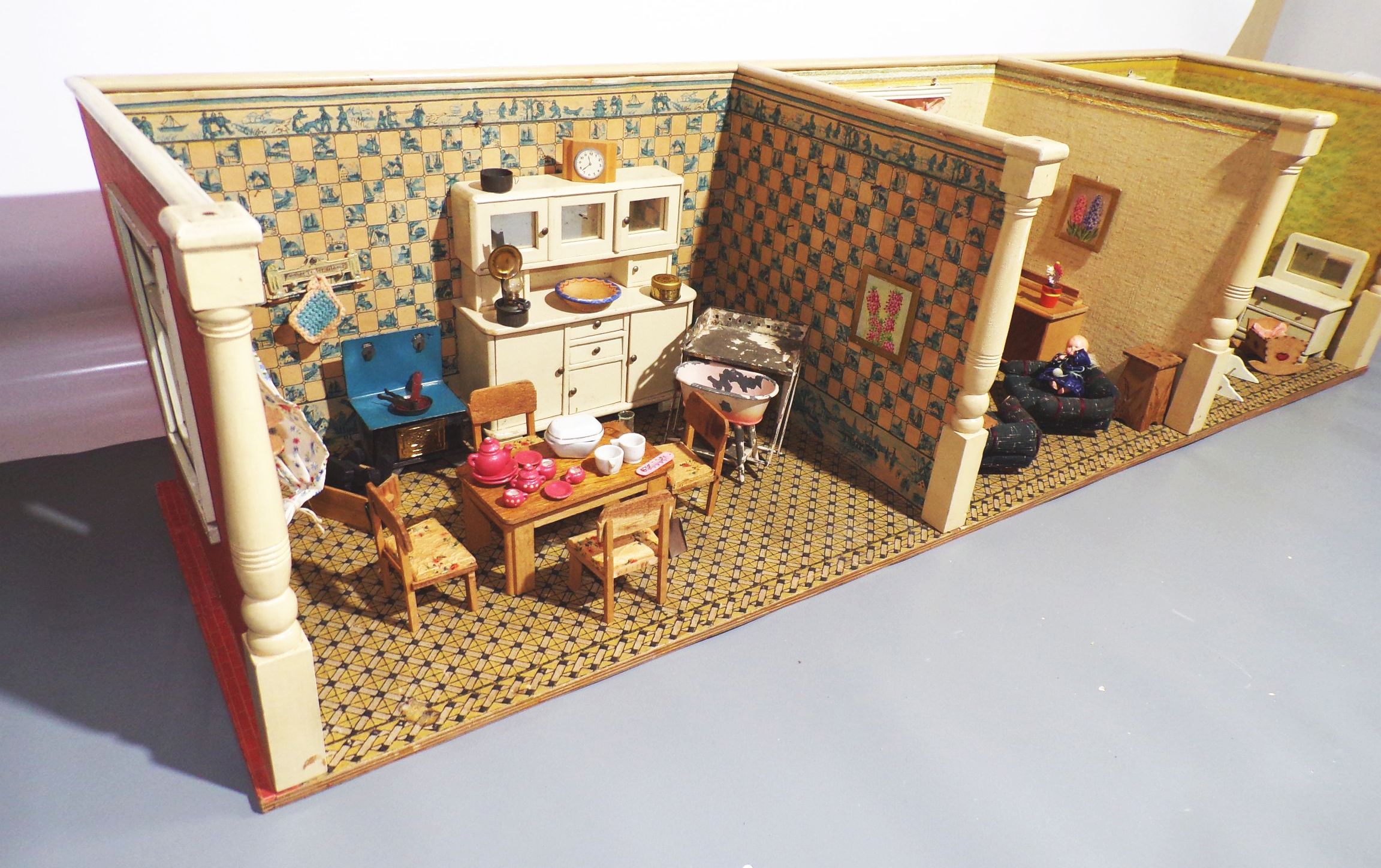 Alte Puppenstube mit viel Zubehör 