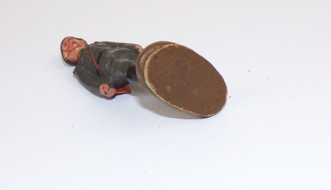 Alter Soldat geschultertes Gewehr NVA Massefigur PGH Effelder 